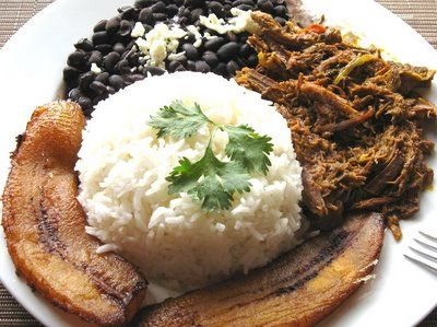 Ropa Vieja con arroz, frijoles y plátano