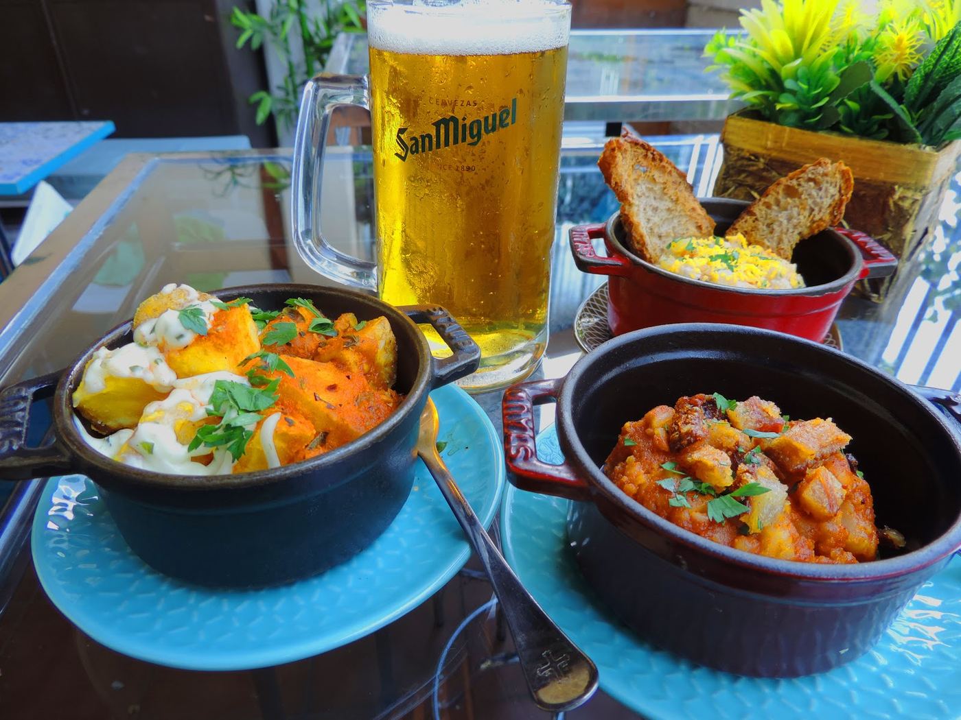 Tapas variadas con cerveza San Miguel