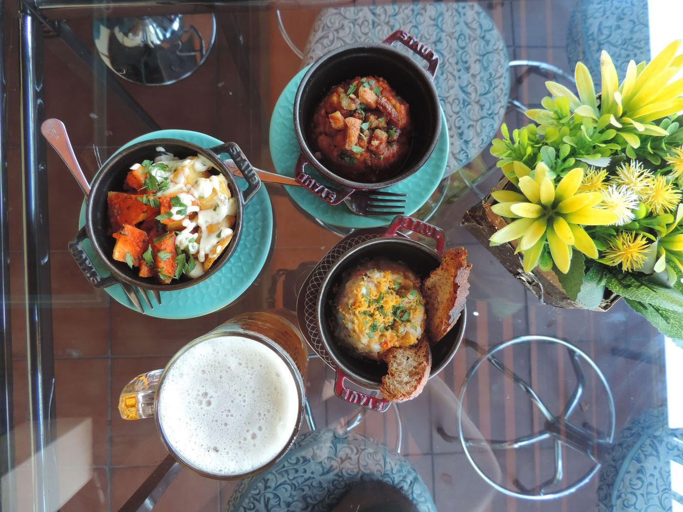 Tapas variadas y cerveza